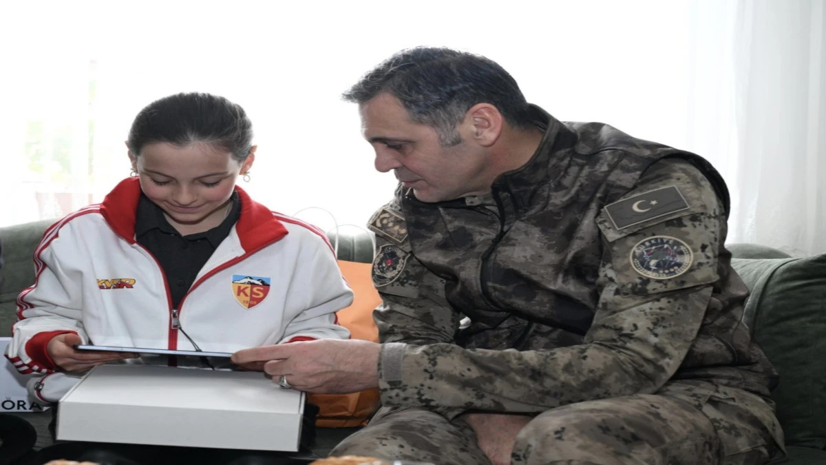 Emniyet M&uuml;d&uuml;r&uuml; Aydın&rsquo;dan şehit kızına karne hediyesi 