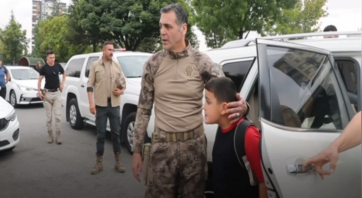Emniyet müdürü, eğitim yılının ilk gününde şehit çocuklarını okuluna bıraktı