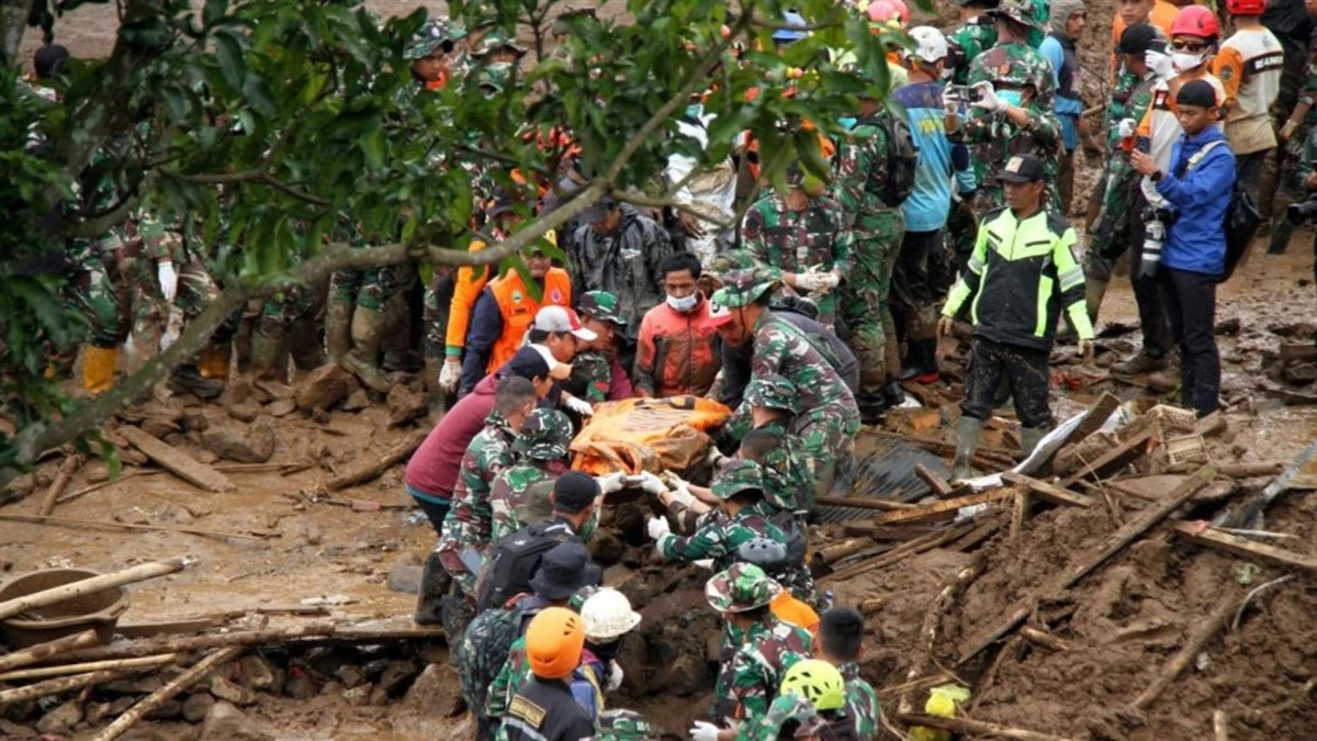 Endonezya'daki toprak kaymasında hayatını kaybedenlerin sayısı 56'ya y&uuml;kseldi! 