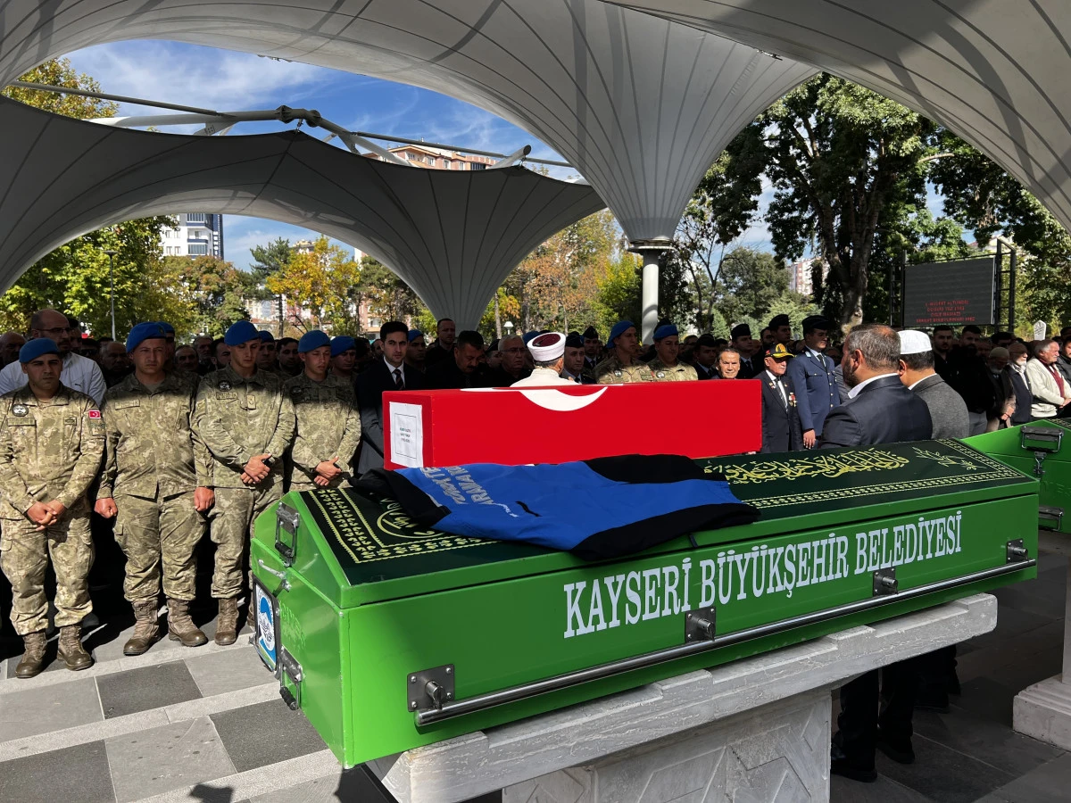 Erciyes Dağı'na tırmanırken d&uuml;ş&uuml;p &ouml;len rehber toprağa verildi 
