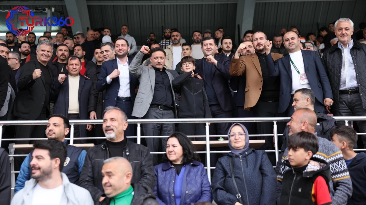 Erciyes38 FK ma&ccedil;ını izleyen Vali &Ccedil;i&ccedil;ek: Mutluluk yaşıyoruz 