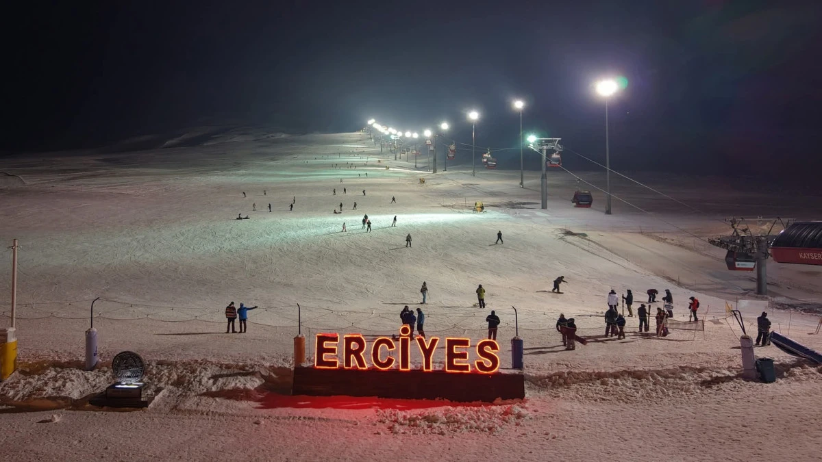 Erciyes&rsquo;te gece kayağı keyfi 