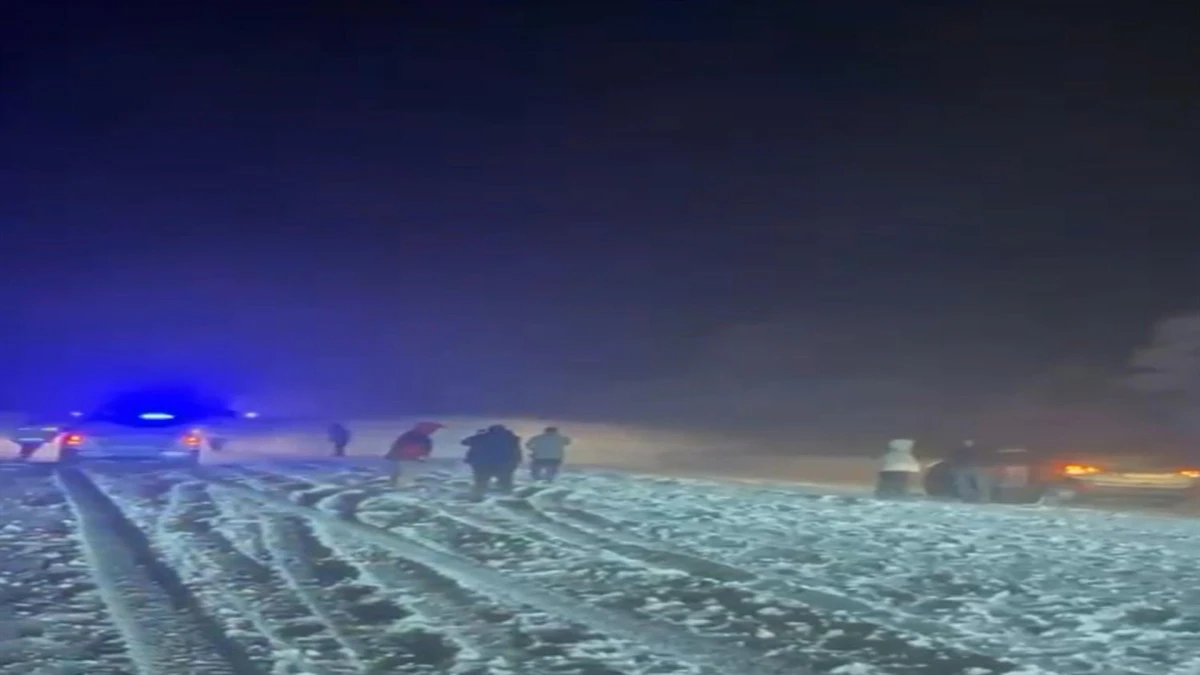 Erzincan-Sivas kara yolu &ccedil;ığ d&uuml;şmesi sonucu ulaşıma kapandı! 