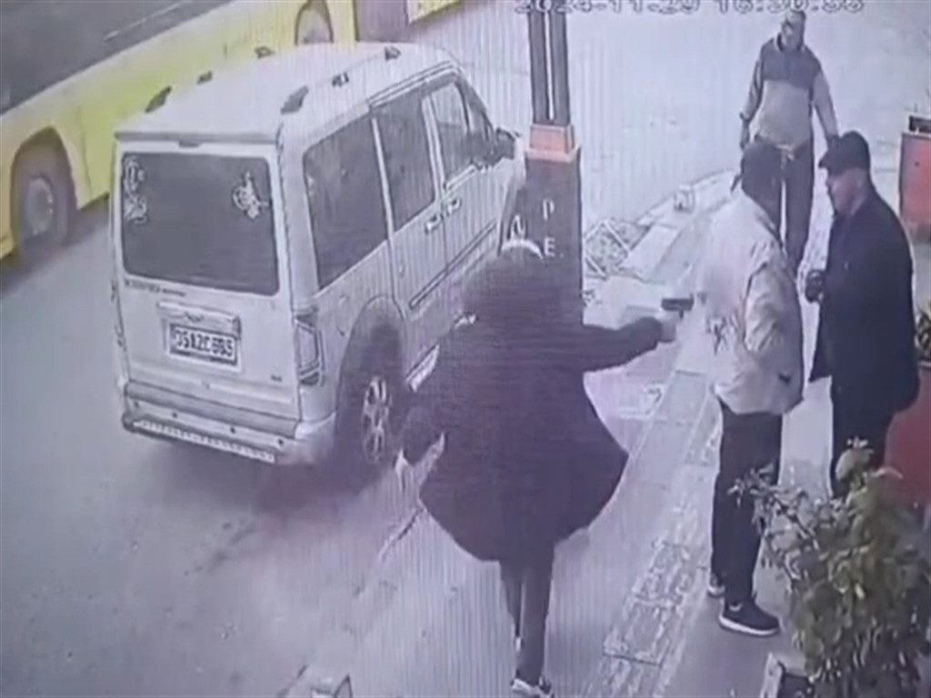 Eşinin sevgilisi olduğunu iddia ettiği adamı sokak ortasında öldürdü! 