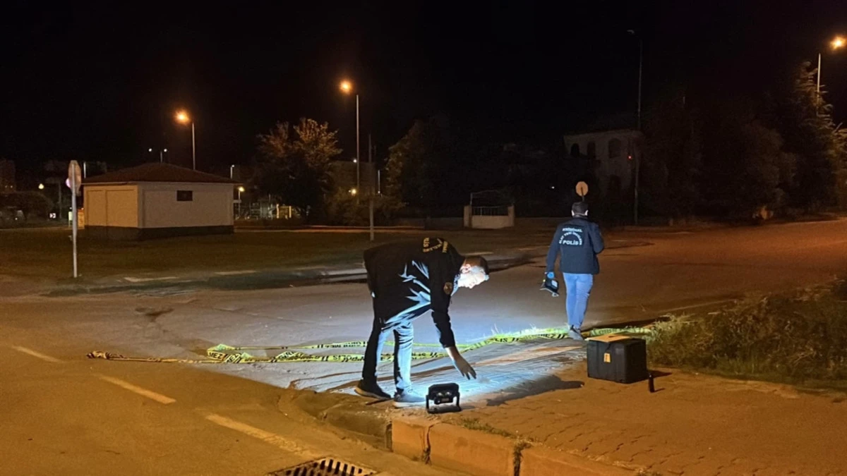 Eski eniştesine otomobille &ccedil;arpıp &ouml;ld&uuml;ren ş&uuml;pheli ve arkadaşı tutuklandı