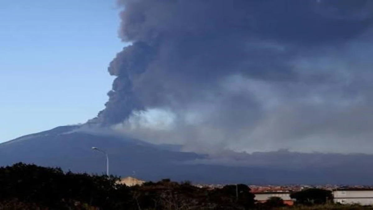 Etna Yanardağı'nın k&uuml;l p&uuml;sk&uuml;rtmesi nedeniyle Katanya Havalimanı u&ccedil;uşlara kapatıldı