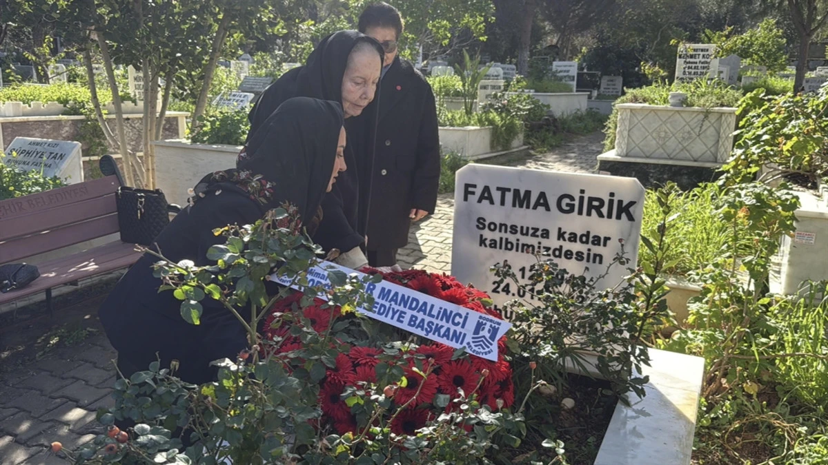 Fatma Girik, mezarı başında anıldı! 