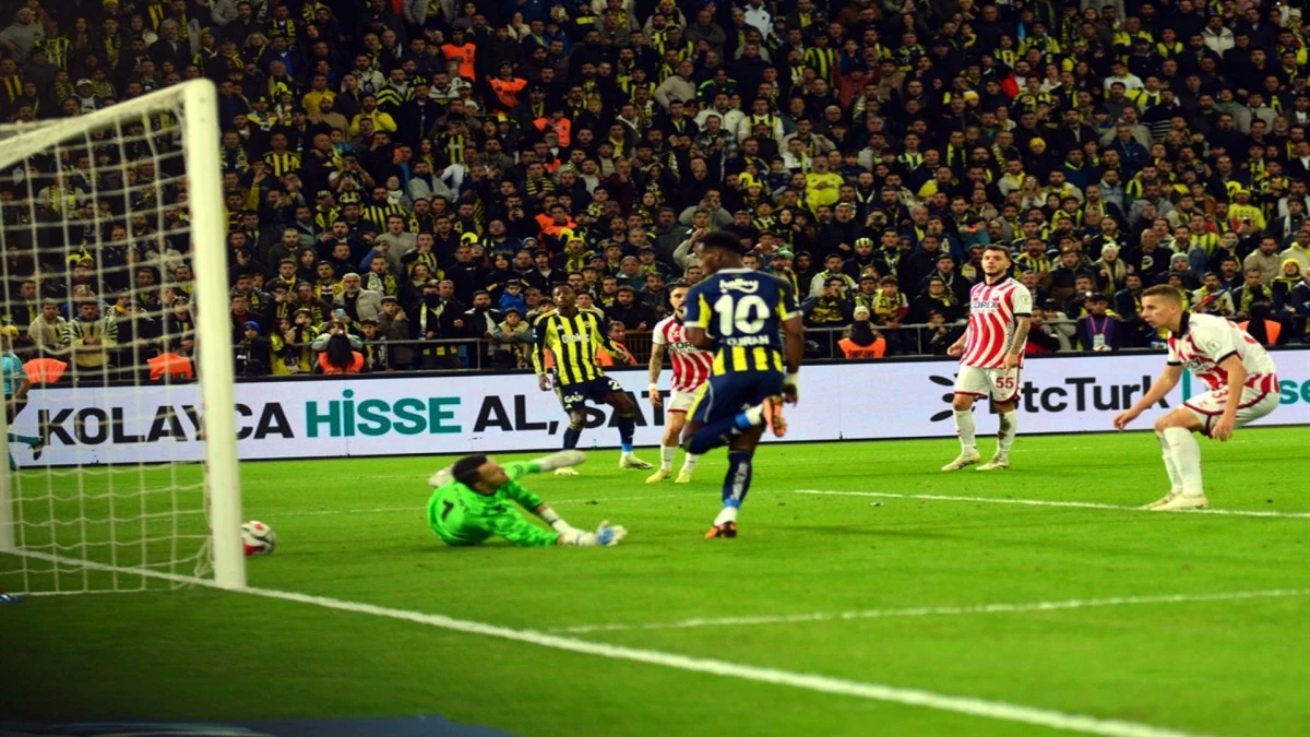 Fenerbah&ccedil;e, Samsunspor&rsquo;u Mağlup Ederek S&uuml;per Kupa&rsquo;da Finale Y&uuml;kseldi! 