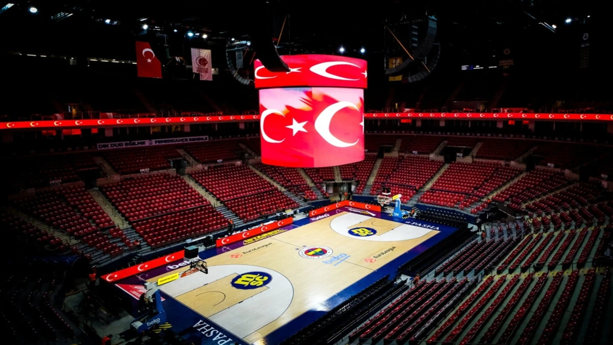 &Uuml;lker Arena Al-Yıldız&rsquo;a B&uuml;r&uuml;nd&uuml;: Fenerbah&ccedil;e Beko Ma&ccedil; &Ouml;ncesi Salonu T&uuml;rk Bayraklarıyla Donattı! 
