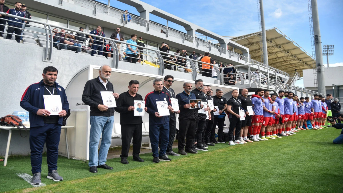 FIFA Başkanı Infantıno&rsquo;nun izlediği ma&ccedil;ta, İran Milli Takımı Kosta Rika Ma&ccedil;ı Seremonisine Sivil Kayıpların Fotoğraflarıyla &Ccedil;ıktı! 