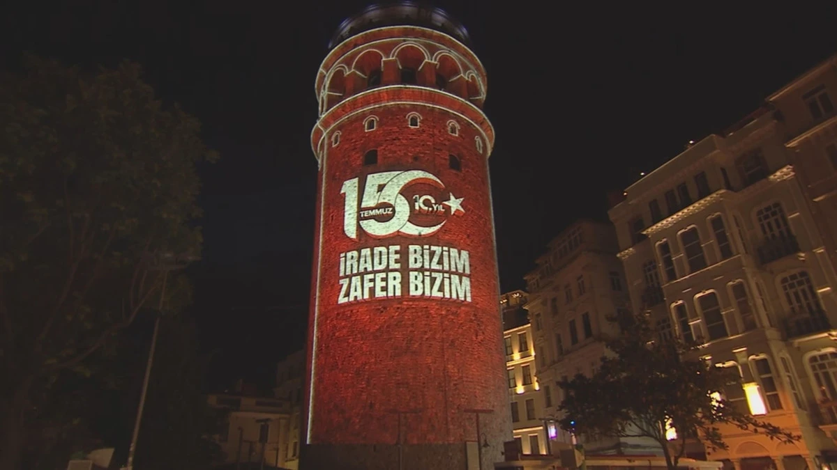 Galata Kulesi'nde 15 Temmuz'un 10'uncu yılında ışık g&ouml;sterisi ger&ccedil;ekleştirildi 