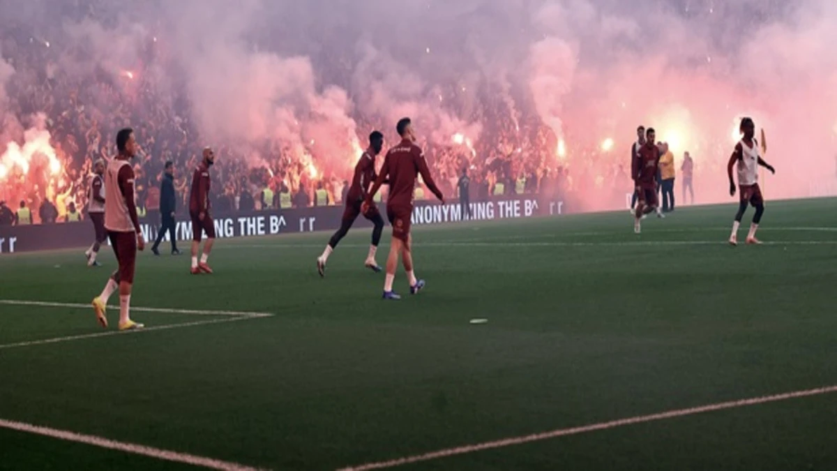 Galatasaray antrenmanda taraftarıyla buluştu 