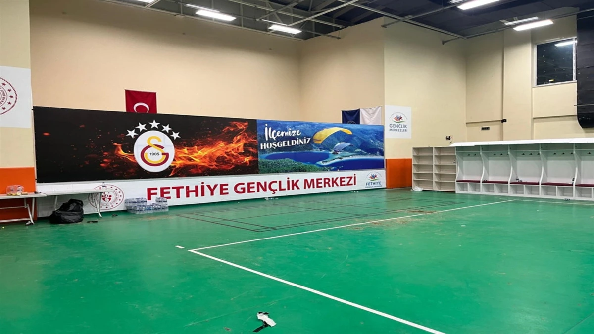 Galatasaray&rsquo;a Fethiye&rsquo;de '&Ouml;zel' Muamele: "Soyunma Odası Yerine Spor Salonu!"