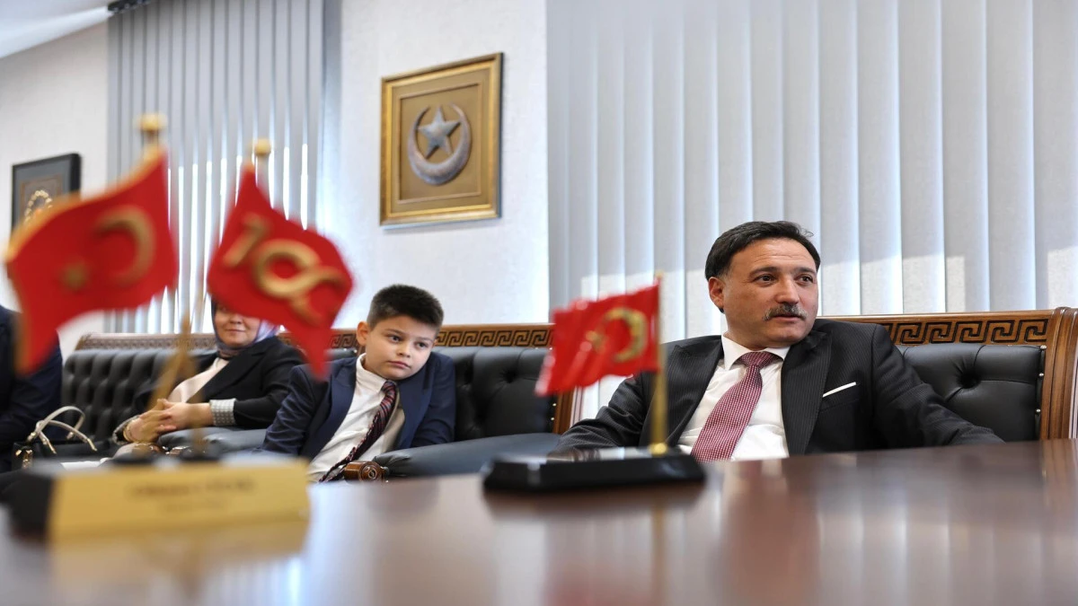 Vali &Ccedil;i&ccedil;ek&rsquo;in makamı 23 Nisan&rsquo;da &ccedil;ocuklara emanet