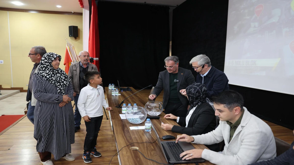 Hacılar'da merakla beklenen konut kura çekimi yapıldı 