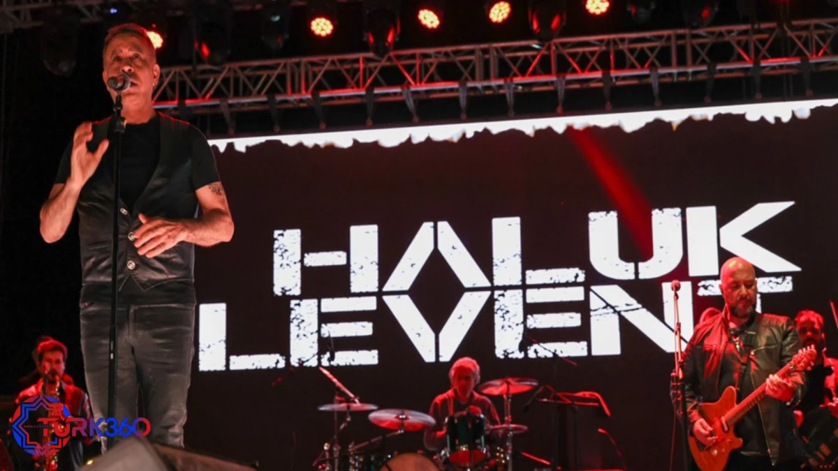 Haluk Levent, konserde G&uuml;listan Doku&rsquo;nun posteri a&ccedil;ıp t&uuml;rk&uuml; seslendirdi 