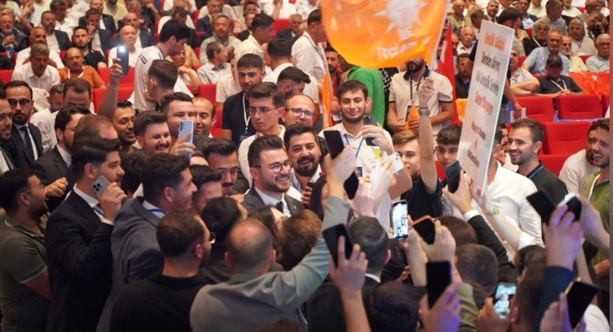 Hüseyin Okandan: “Salon Tıklım Tıklım, Gönüller Tek Yürek” 