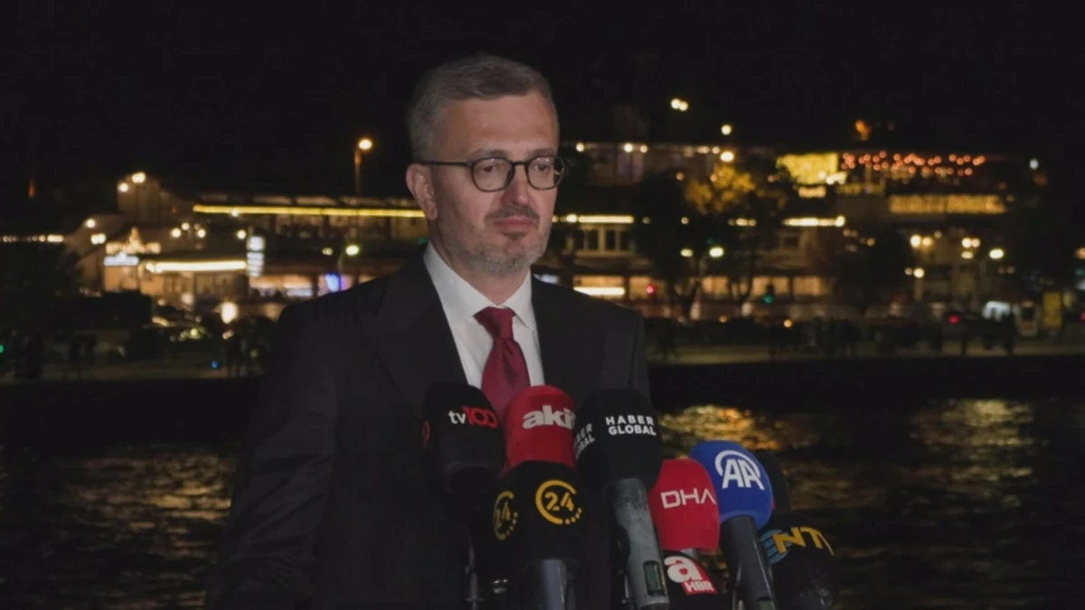 İletişim Başkanı Duran: Fatih Sultan'ın a&ccedil;tığı bu yol, Cumhurbaşkanımızın 'T&uuml;rkiye Y&uuml;zyılı' hedefiyle devam eden bir meşaledir 