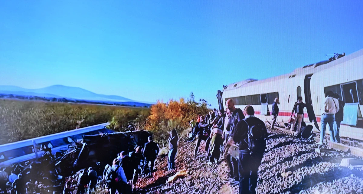 İSPANYA'DA İKİ Y&Uuml;KSEK HIZLI TREN &Ccedil;ARPIŞTI: 64 &Ouml;L&Uuml; 