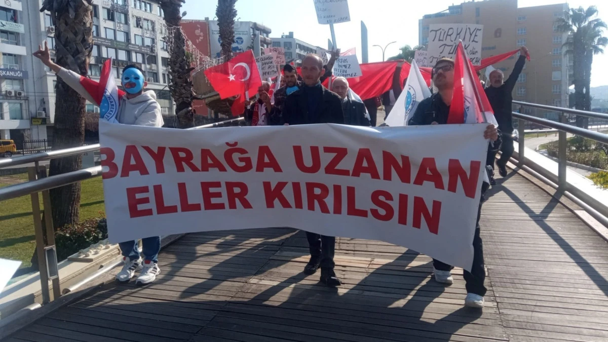 T&uuml;rk Hareketi'nden Bayrağa Saygı Y&uuml;r&uuml;y&uuml;ş&uuml; 