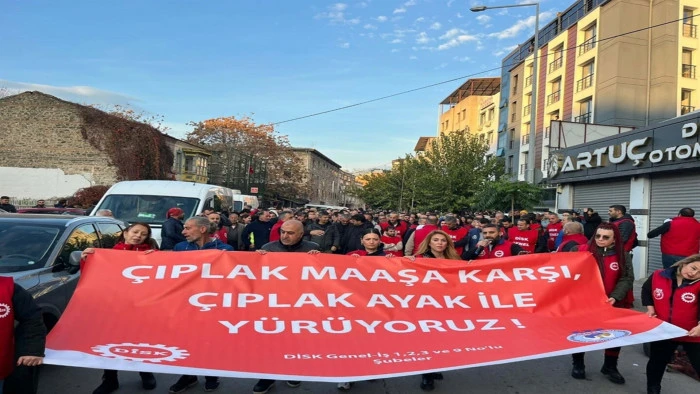 İzmir'de belediye işçileri 'çıplak ayakla' yürüdü  