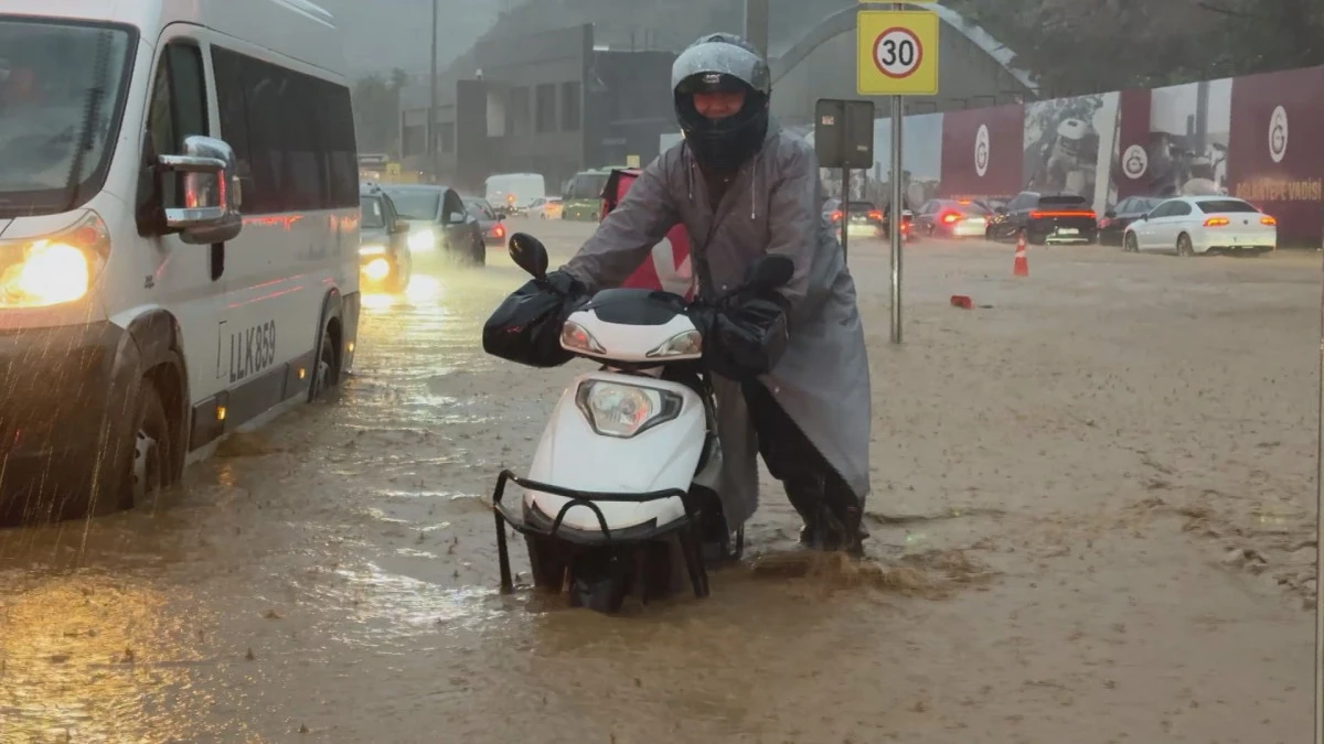 Kağıthane ve Sarıyer'de yollar g&ouml;le d&ouml;nd&uuml;; ara&ccedil;lar suyun i&ccedil;inde kaldı