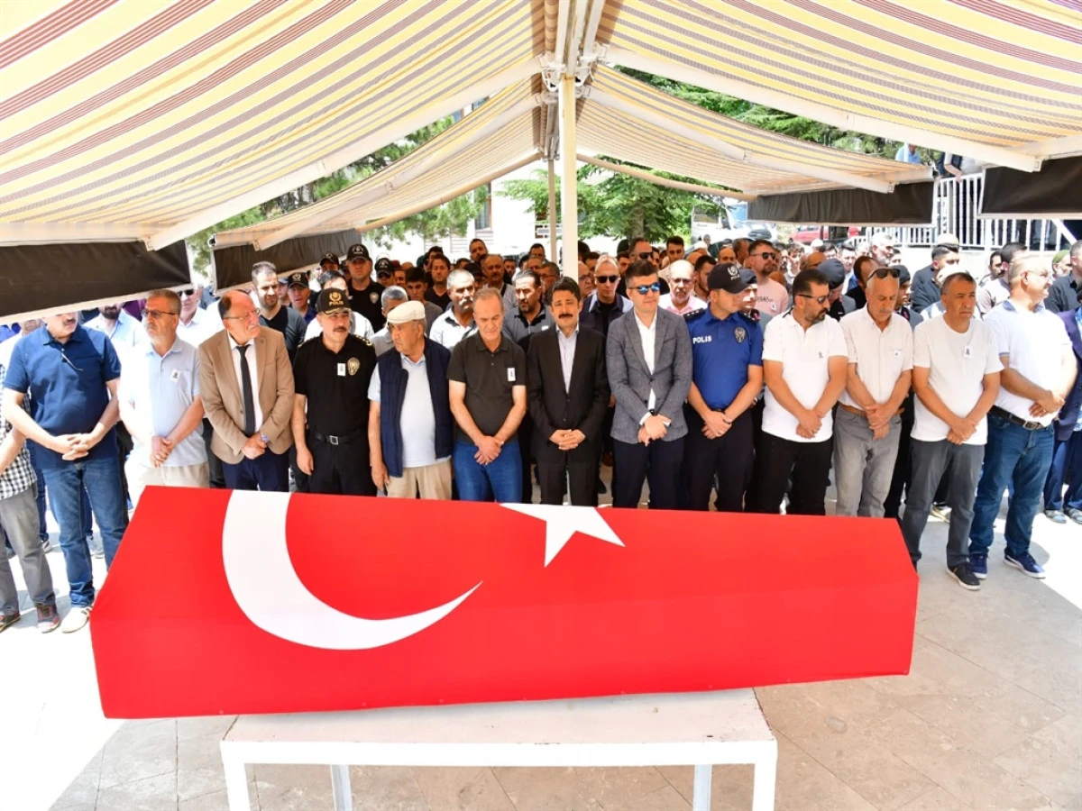 Kalp krizi geçiren polis memuru son yolculuğuna uğurlandı 