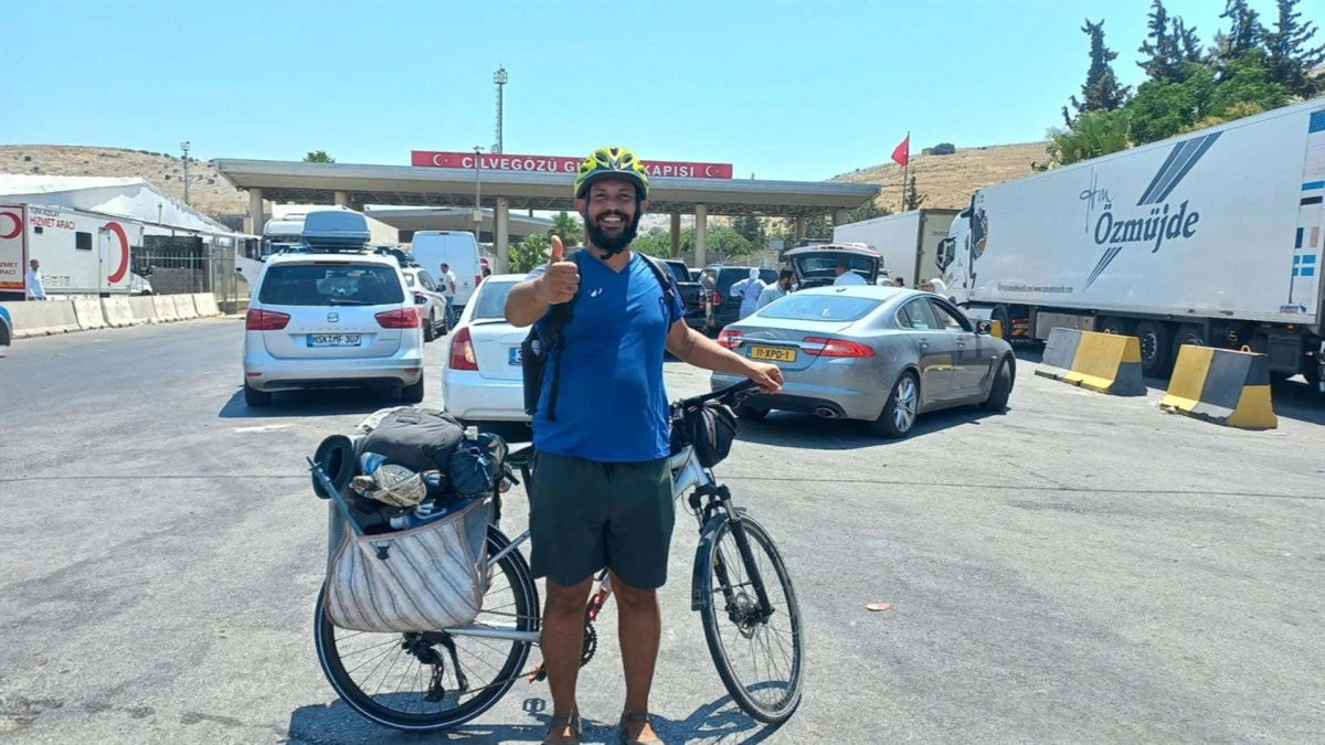 Kanserden &ouml;len annesi adına bisikletle umreye giden Şubat, Suriye'ye ge&ccedil;ti! 
