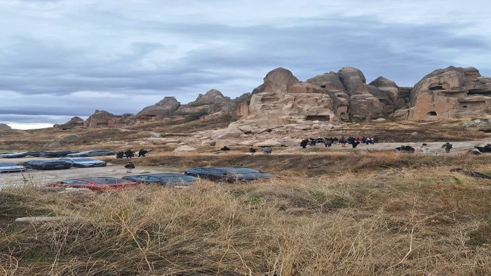 KAPADOKYA'DA PERİBACASINDAN KOPAN KAYALAR D&Uuml;ŞT&Uuml;; 3 &Ouml;L&Uuml;, 5 YARALI  
