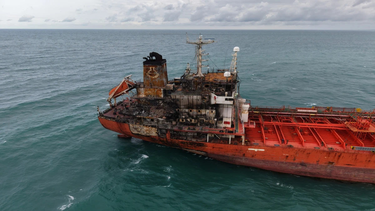 Karadeniz&rsquo;de dron saldırısına uğrayan tanker, Samsun&rsquo;da karaya oturdu 