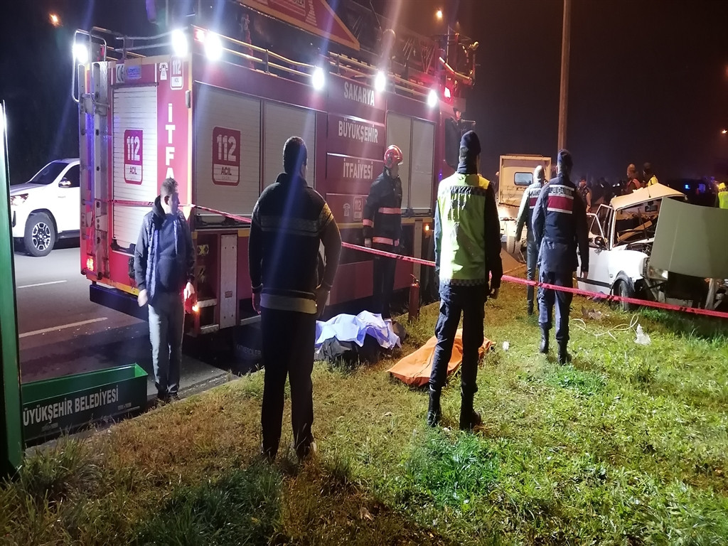 Karasu'da 2 otomobil çarpıştı; karı- koca hayatını kaybetti! 