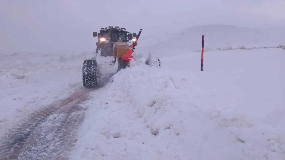 Kardan kapanan Kayseri-Develi kara yolu ulaşıma a&ccedil;ıldı! 