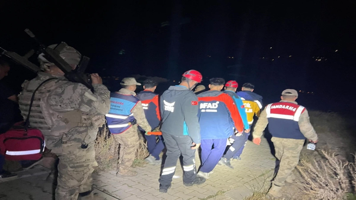 Kayalıklardan düştü, 1,5 saat sedye ile taşınarak hastaneye ulaştırıldı