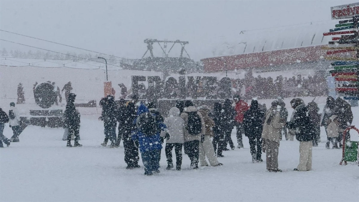 Kayseri Beyaza B&uuml;r&uuml;nd&uuml;! Erciyes'te Kar Kalınlığı Yarım Metreye Yaklaştı 