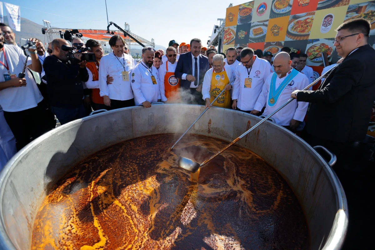 KAYSERİ GASTRONOMİ G&Uuml;N&Uuml;&rsquo;NDE BİR TON B&Ouml;REK AŞI &Ccedil;ORBASI İKRAM EDİLDİ 