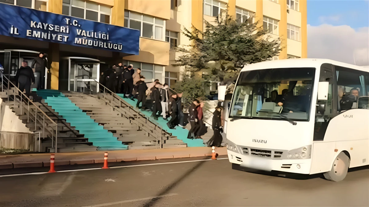 Kayseri merkezli 4 ilde FET&Ouml; operasyonunda yakalanan 70 ş&uuml;pheliden 54'&uuml; tutuklandı! 