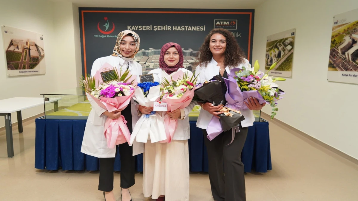 Kayseri Şehir Hastanesi Acil Tıp Kliniği&rsquo;nde 3 kadın hekim uzman oldu 