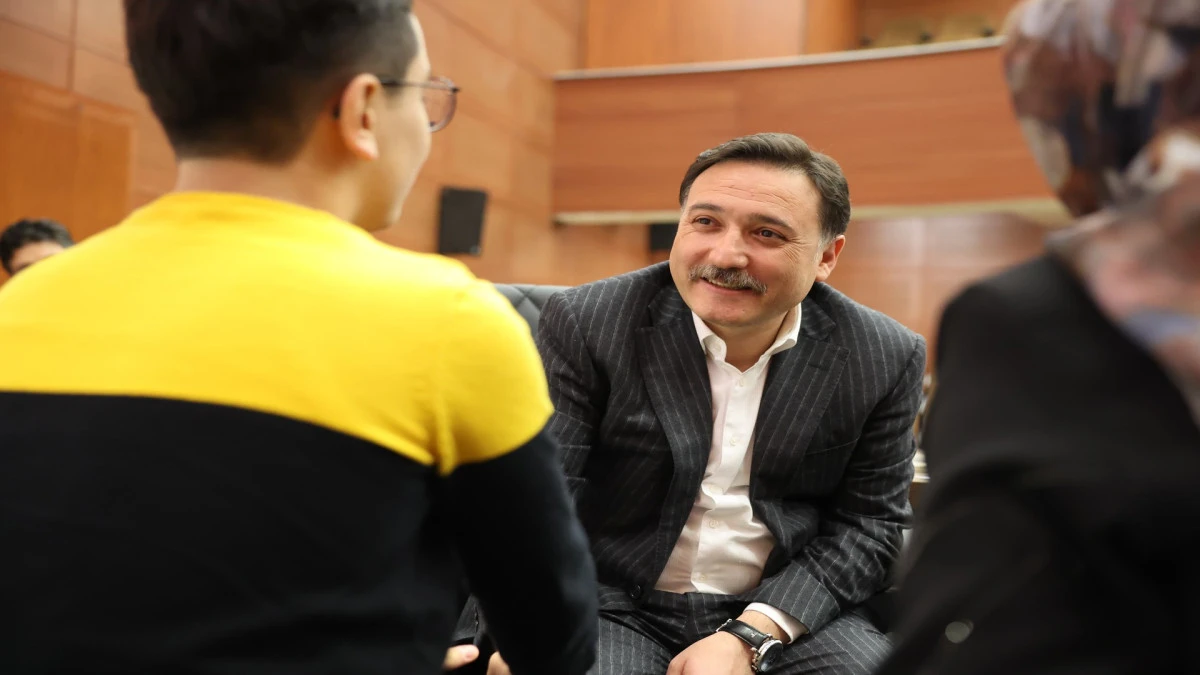 Kayseri Valisi G&ouml;kmen &Ccedil;i&ccedil;ek, vatandaşlara bir araya geldi. 