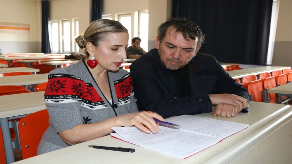 Kayseri'de 27 yıldır evli &ccedil;ift, &uuml;niversitede sıra arkadaşı oldu 