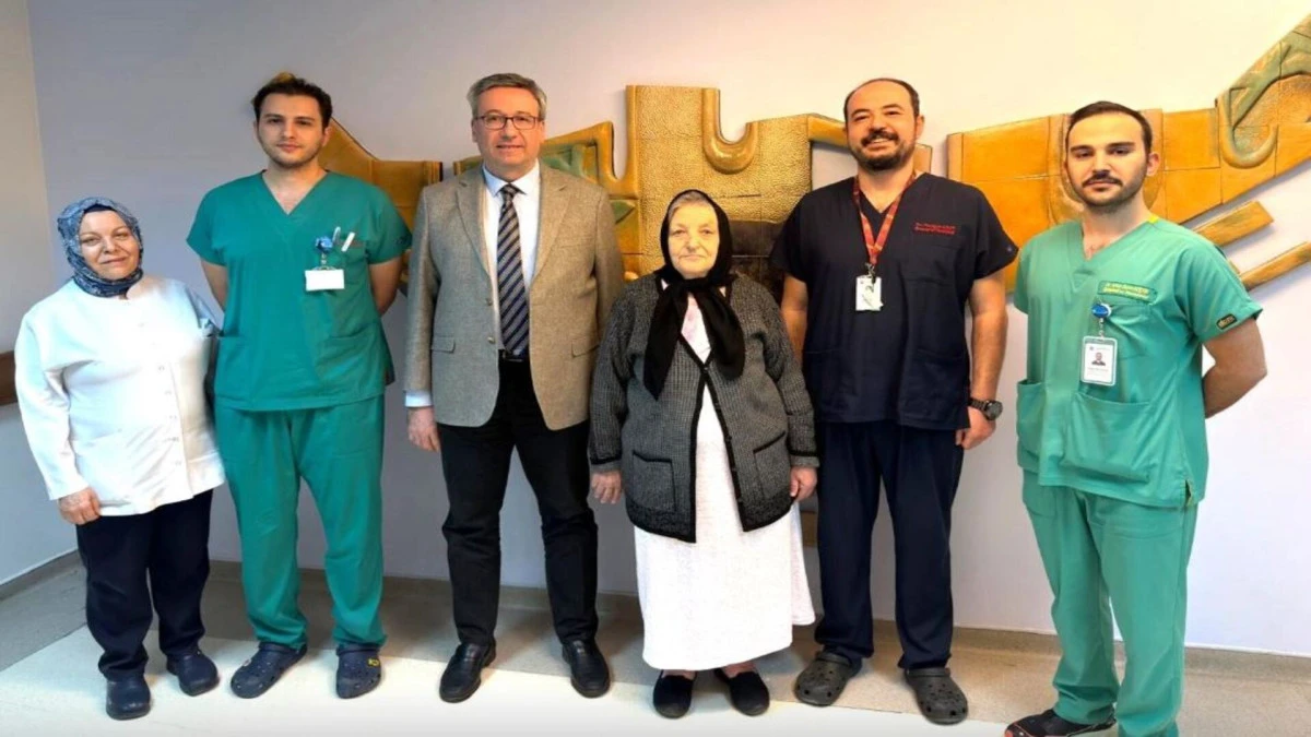 Kayseri'de 72 yaşındaki hastanın kal&ccedil;a &ccedil;evresinden 3,7 kiloluk t&uuml;m&ouml;r &ccedil;ıkarıldı 