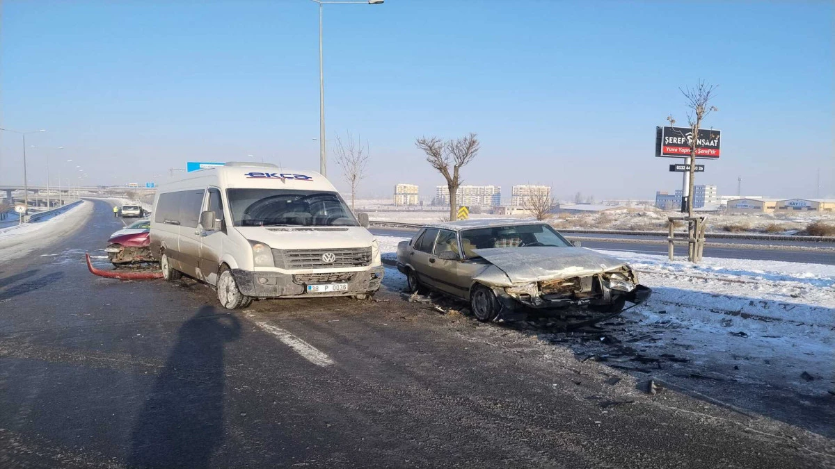 Kayseri&rsquo;de Buzlanma Nedeniyle 14 Ara&ccedil;lık Zincirleme Kaza! 