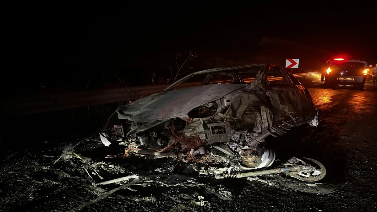 Kayseri&rsquo;de &ccedil;arpışan motosiklet ile otomobil yandı: 2 yaralı 