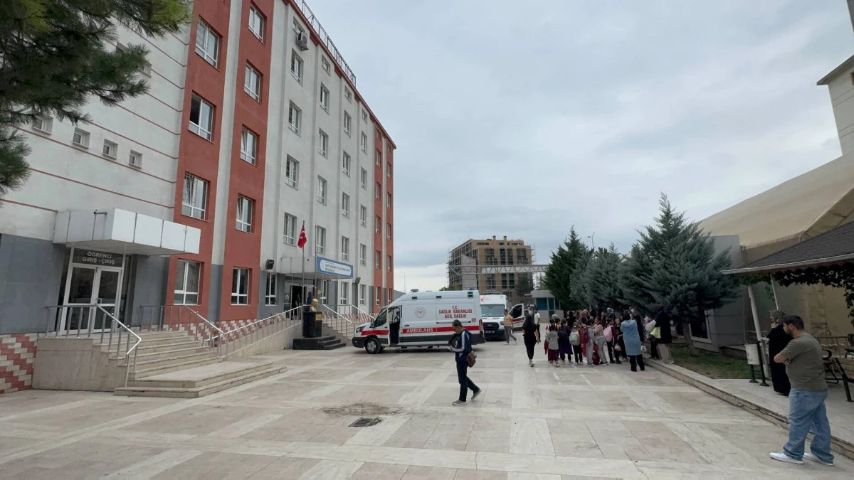 Kayseri&rsquo;de &ccedil;iğ k&ouml;fte yiyen 9 &ouml;ğrenci hastaneye kaldırıldı 