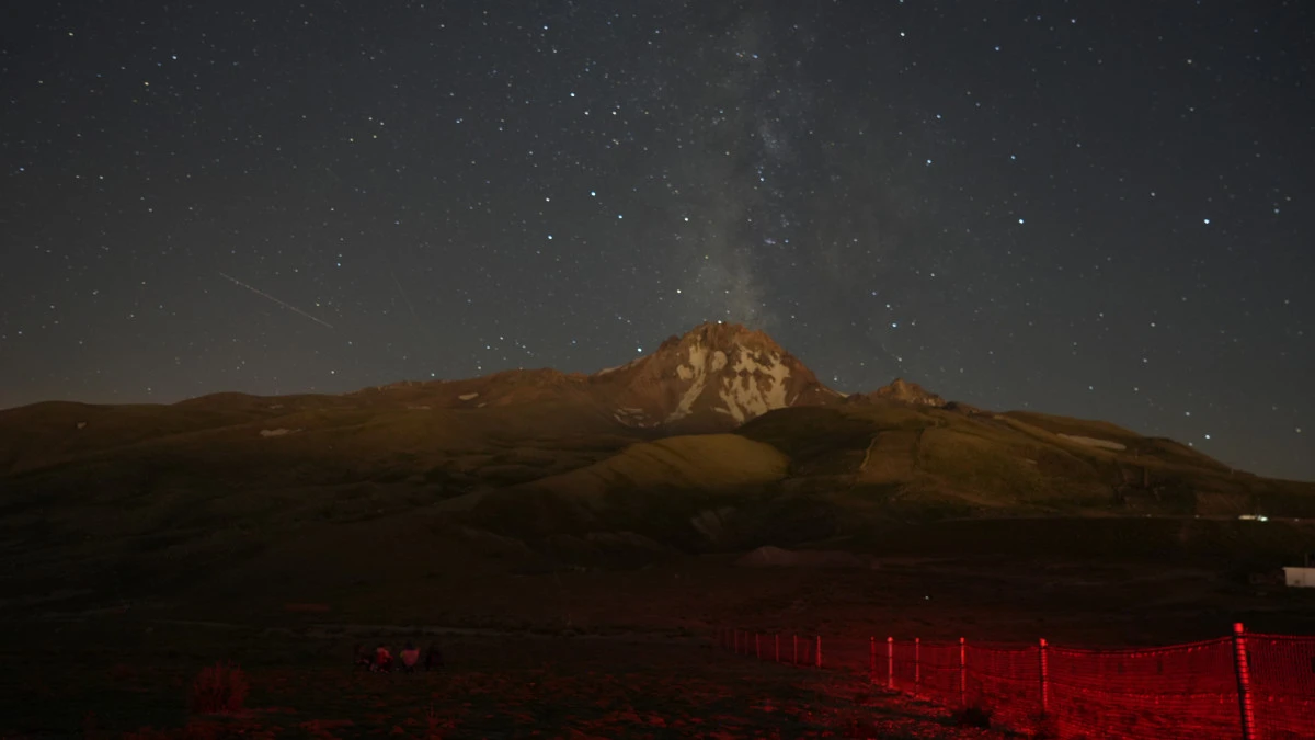Erciyes'te 2 bin 650 metre y&uuml;kseklikte meteor yağmuru 
