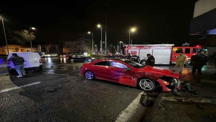 Kayseri'de hafif ticari ara&ccedil; ile otomobil &ccedil;arpıştı: 2 yaralı 