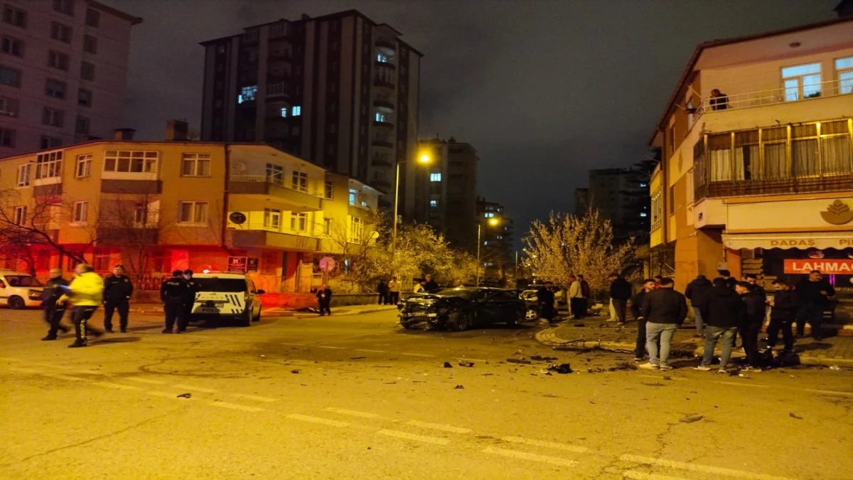 Kayseri'de iki otomobil &ccedil;arpıştı: 1'i ağır 5 yaralı  