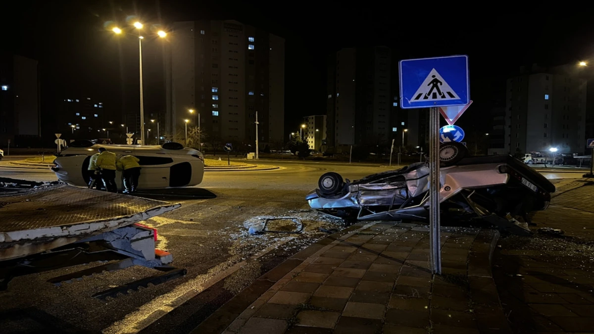 Kayseri&rsquo;de iki otomobil &ccedil;arpıştıktan sonra takla attı: 2 yaralı 