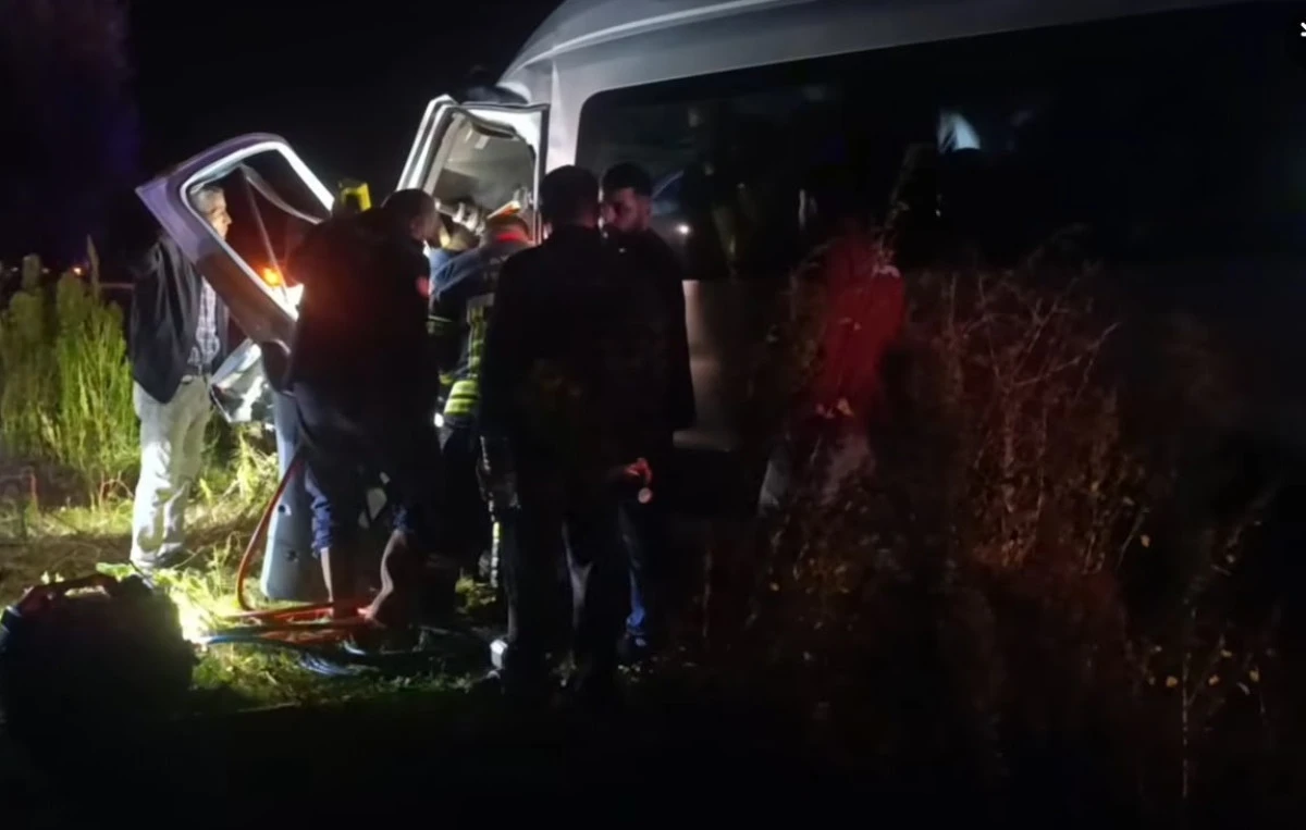 Kayseri&rsquo;de iş makinesi ile 2 iş&ccedil;i servisi &ccedil;arpıştı: 1 &ouml;l&uuml;, 15 yaralı 