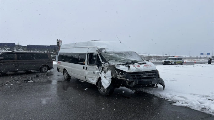 Kayseri'de iş&ccedil;i servis minib&uuml;s&uuml;, TIR'a &ccedil;arptı: 11 yaralı 