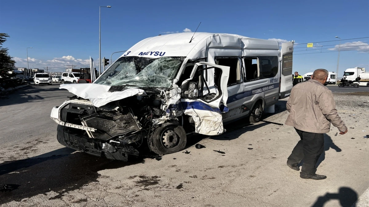 Kayseri&rsquo;de iş&ccedil;i servis minib&uuml;s&uuml;yle kamyon &ccedil;arpıştı: 8 yaralı 